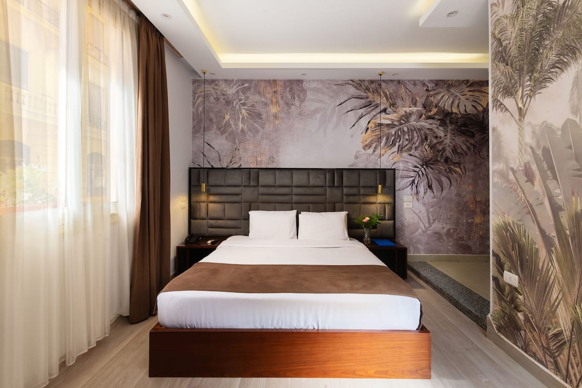 Minibar, blackout curtains, soundproofing, free WiFi