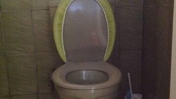 Quarto duplo standard | Banheiro | Banheira e chuveiro separados, produtos de toalete grátis