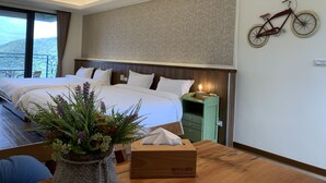 4 人部屋 | デスク、遮光カーテン、防音設備、WiFi (無料)