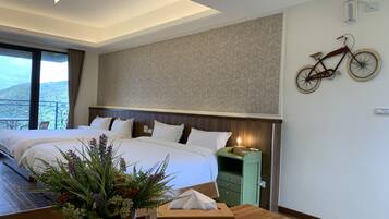 Vierbettzimmer | Schreibtisch, Verdunkelungsvorhänge, schallisolierte Zimmer