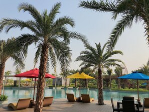 3 piscines couvertes, 3 piscines extérieures, parasols de plage