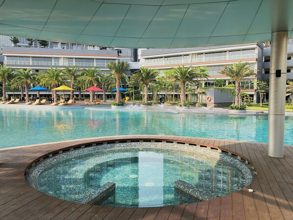 3 sisäuima-allasta, 3 ulkouima-allasta, aurinkovarjoja, aurinkotuoleja