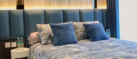 Deluxe Studio Suite, Kitchen | Premium bedding, pillow-top beds, blackout curtains, free WiFi