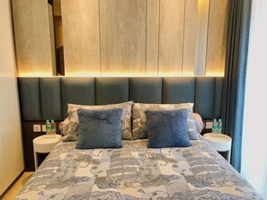 Deluxe Studio Suite, Kitchen | Premium bedding, pillow-top beds, blackout curtains, free WiFi