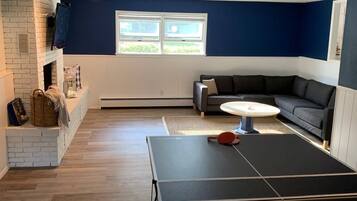 Télévision, cheminée, table de tennis de table