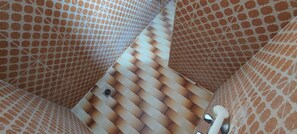 Suite Confort, salle de bain privée | Salle de bain | Douche, douche cascade, séchoir à cheveux, peignoirs