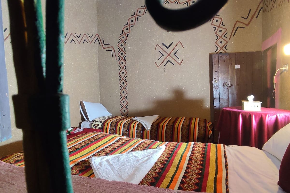 Eenvoudige tent, gedeelde badkamer | 1 slaapkamer, een bureau, verduisterende gordijnen, geluiddichte muren