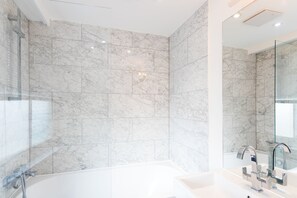 Executive-Apartment, 2 Schlafzimmer | Badezimmer | Duschwanne, Haartrockner, Handtücher, Seife