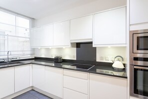 Appartement Exécutif, 2 chambres | Cuisine privée | Grand réfrigérateur, micro-ondes, four, plaque de cuisson