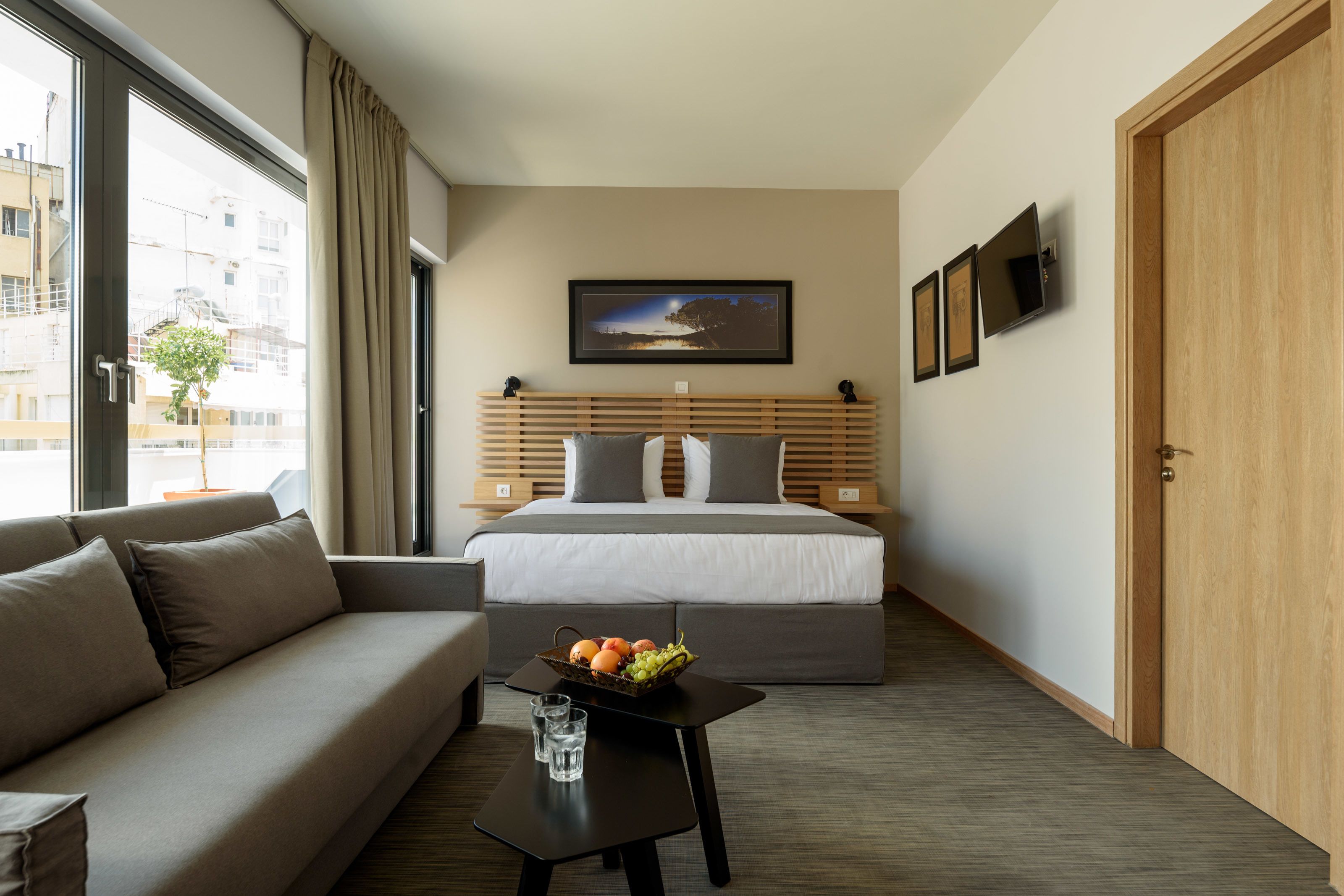 grand room | minibar, in-room safe, individually decorated, desk