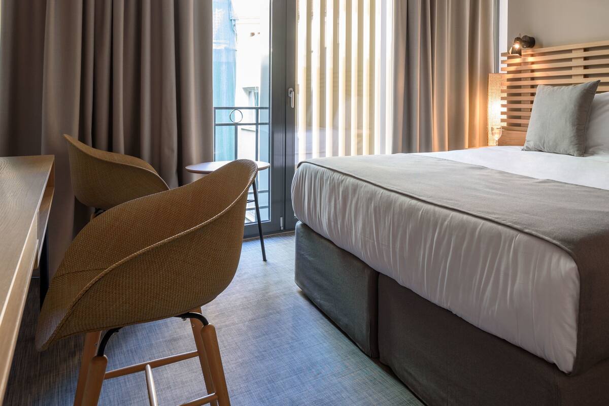 Superior Double Room | Minibar, in-room safe, desk, laptop workspace