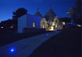 Minibar con artículos gratuitos y caja de seguridad en la habitación 
