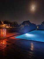 Una piscina al aire libre de temporada