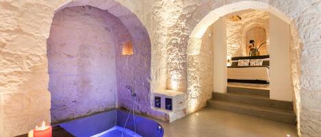 Rom – deluxe, spabadekar (Trullo) | Bad | Dusj, regndusjhode, toalettartikler (inkludert) og hårføner