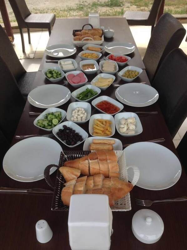 Daily continental breakfast (TRY 30 per person) - Akliman Apart Pansiyon (Sinop)