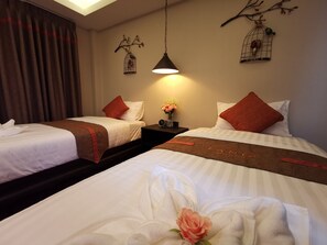 Deluxe Twin Room | Free minibar, individually decorated, individually furnished, desk