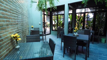 Breakfast and lunch served, local and international cuisine