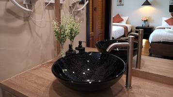 Shower, pengering rambut, jubah mandi, dan sandal