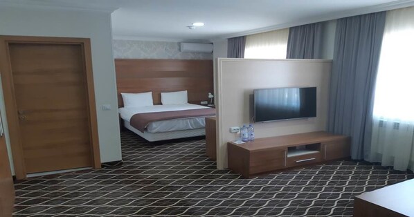 Luxury Room | In-room safe, desk, blackout drapes, soundproofing