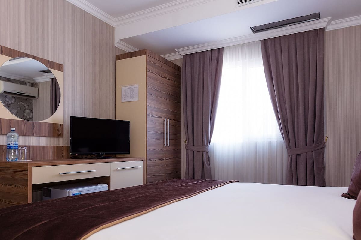 Habitación estándar | Caja fuerte, escritorio, cortinas opacas y sistema de insonorización