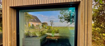 Private Nature Lodge at Dike omgitt av vann