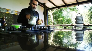 Una persona cocinando en una cocina con estufa y ollas.