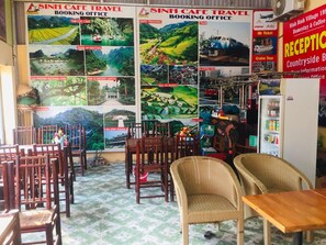 Petit déjeuner, déjeuner et dîner servis sur place