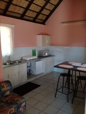 Refrigerador con freezer, microondas, placa de cocina