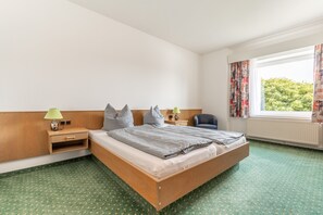 Basic Double Room | Desk, laptop workspace, blackout drapes, soundproofing - Hotel Kniestedter Hof (Salzgitter)