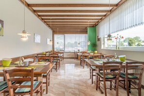 Daily buffet breakfast (EUR 9.50 per person) - Hotel Kniestedter Hof (Salzgitter)