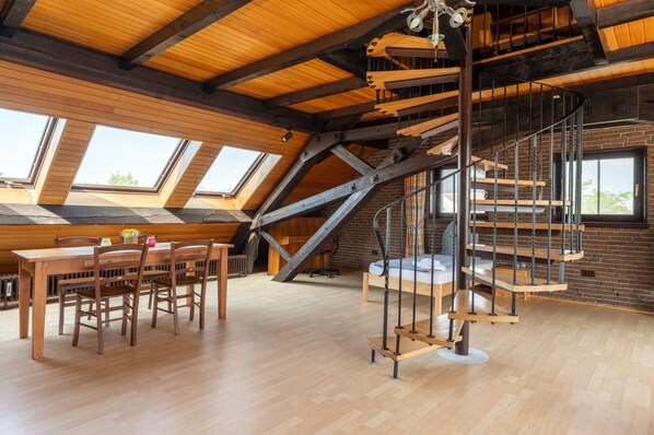 Bureau, espace de travail pour ordinateur portable, rideaux occultants