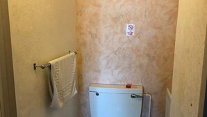 Hair dryer, towels, soap, shampoo - The Chatsworth Hotel (Great Yarmouth)
