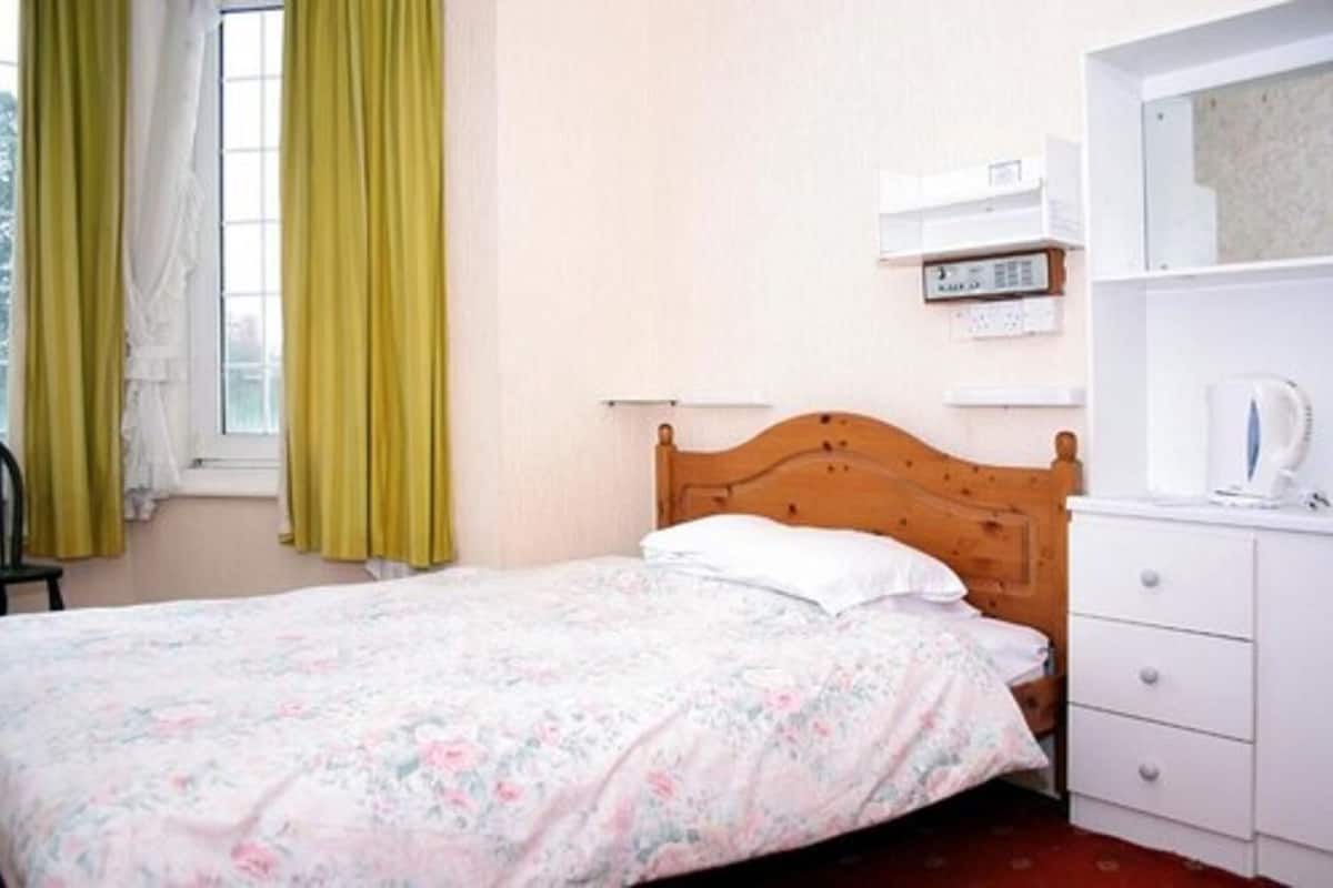 Iron/ironing board, bed sheets