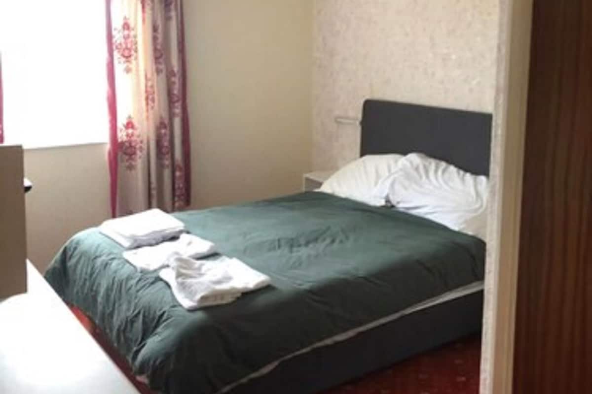 Iron/ironing board, bed sheets