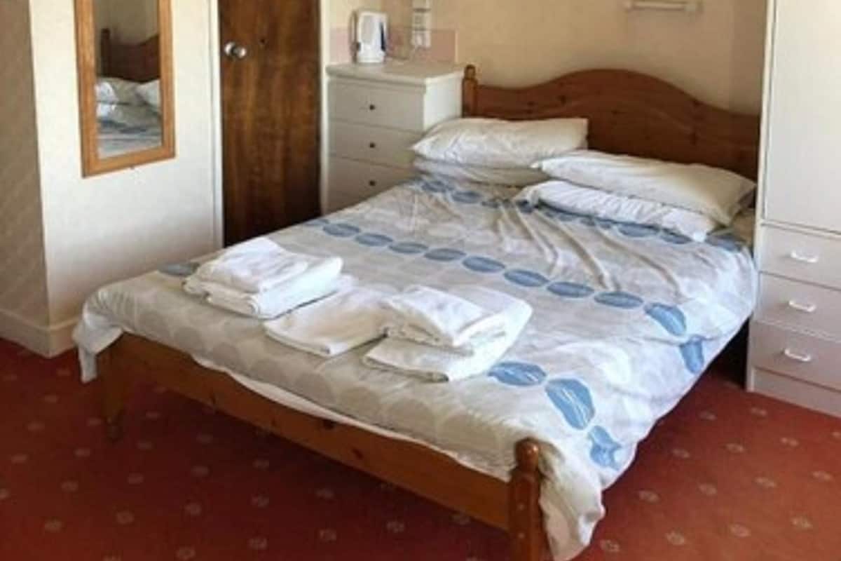 Iron/ironing board, bed sheets