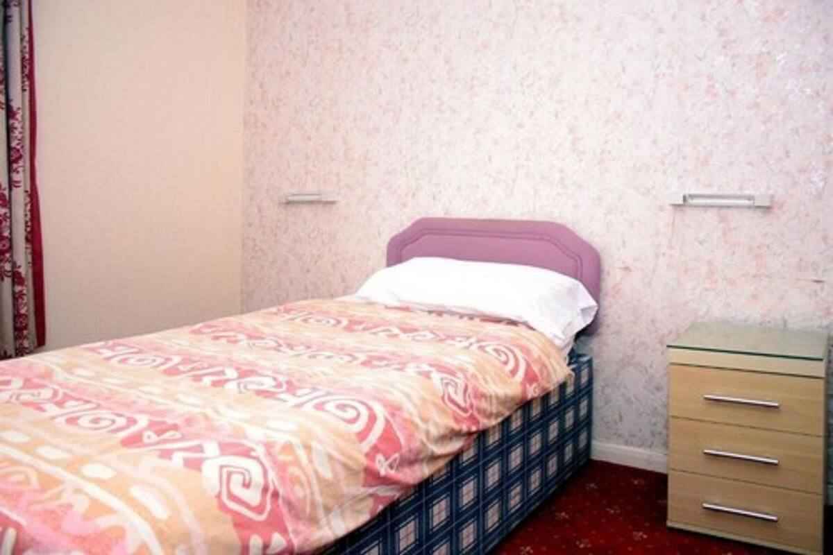 Iron/ironing board, bed sheets