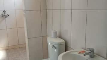 Buồng tắm vòi sen, đồ dùng nhà tắm miễn phí, máy sấy tóc, khăn tắm