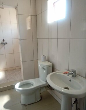 Shower, free toiletries, hair dryer, towels - Little Lodge (Choma)