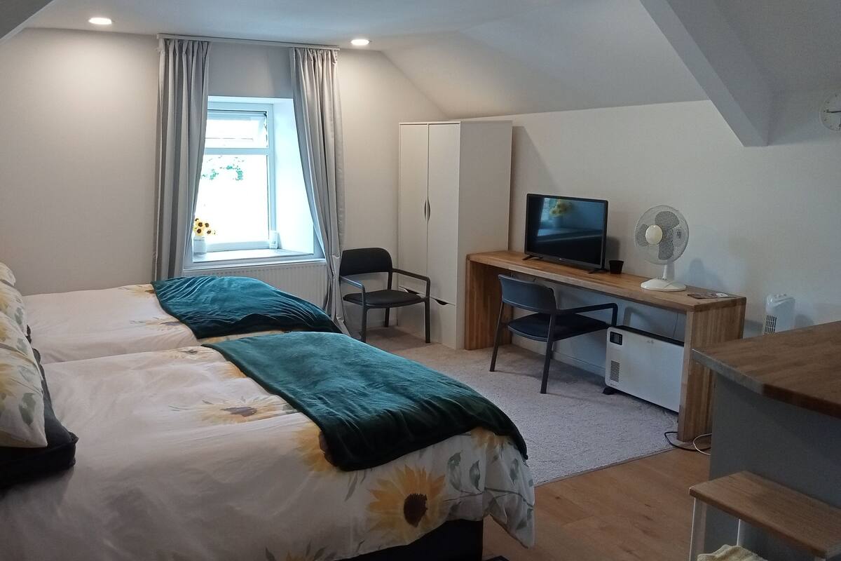 Executive Triple Room, 1 Bedroom | Premium bedding, Tempur-Pedic beds, desk, laptop workspace