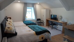 Kolmen hengen executive-huone, 1 makuuhuone | Ylelliset vuodevaatteet, Tempur Pedic -patjalliset sängyt