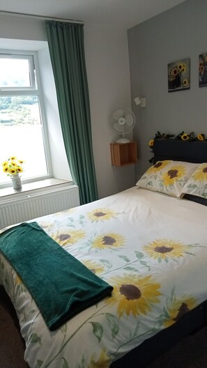 Premium bedding, Tempur-Pedic beds, individually decorated - Windsor Hotel & Bar (Merthyr Tydfil)