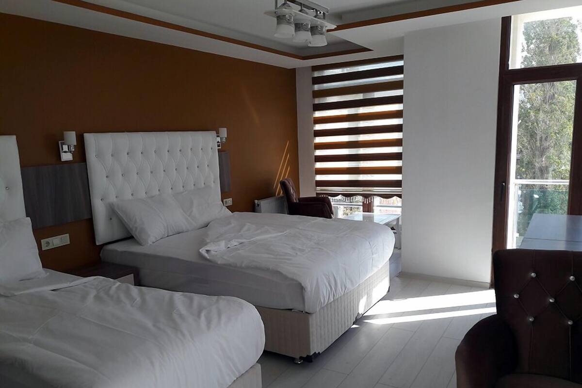 Driepersoonskamer | Een minibar, een strijkplank/strijkijzer, gratis wifi, beddengoed