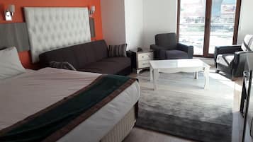 Doppelzimmer | Wohnbereich | 82-Zoll-LED-Fernseher mit Satellitenempfang, Fernseher