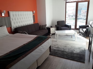 Quarto casal | Área de estar | TV LED 82 polegadas com canais via satélite, TV