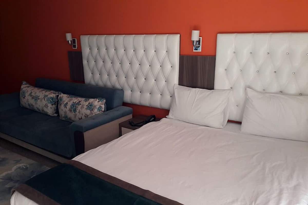 Tweepersoonskamer | Een minibar, een strijkplank/strijkijzer, gratis wifi, beddengoed