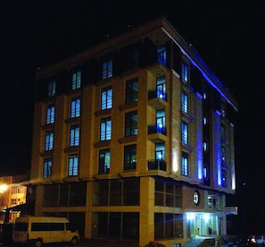 Fachada da propriedade à noite