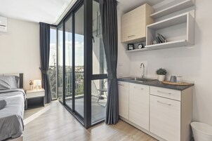 Decoración personalizada, muebles diferentes y escritorio 