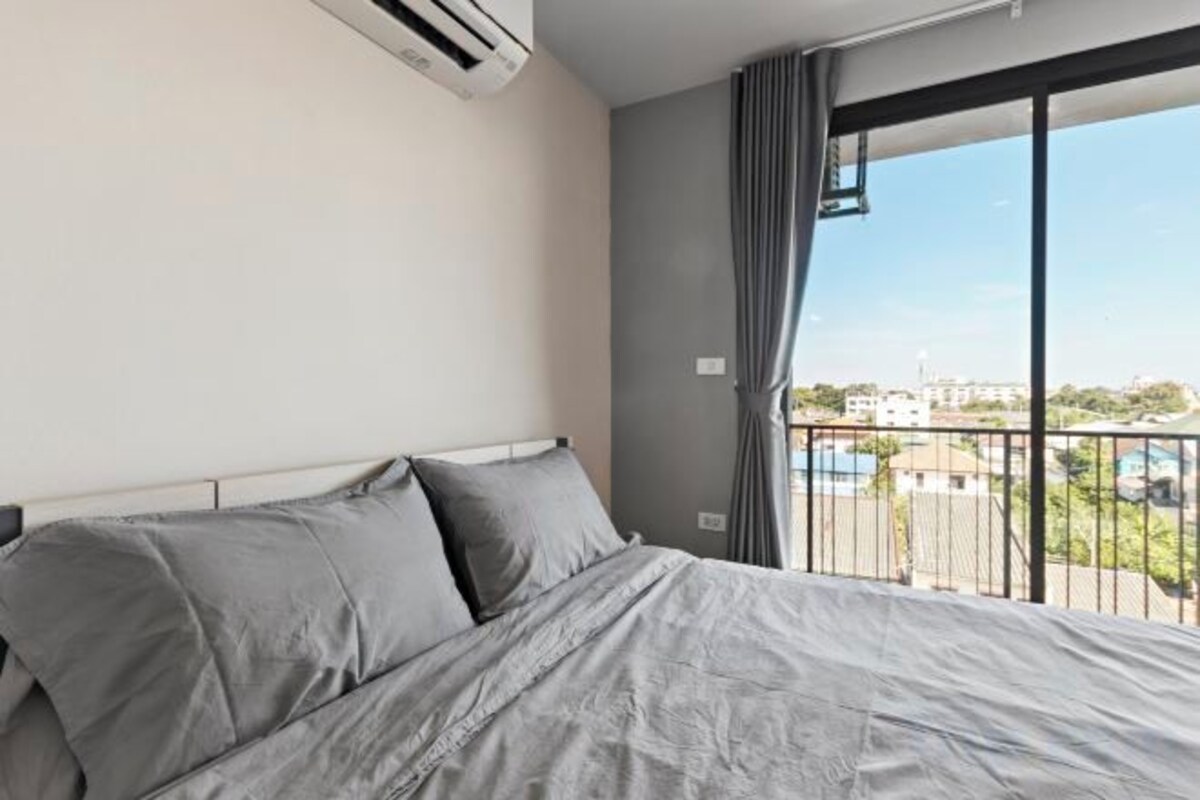 Desk, laptop workspace, blackout drapes, WiFi (free)