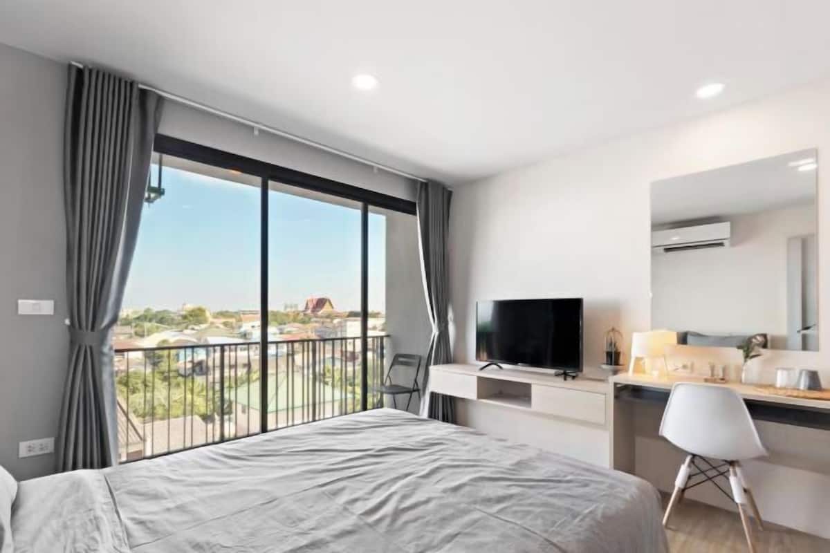 Desk, laptop workspace, blackout drapes, WiFi (free)