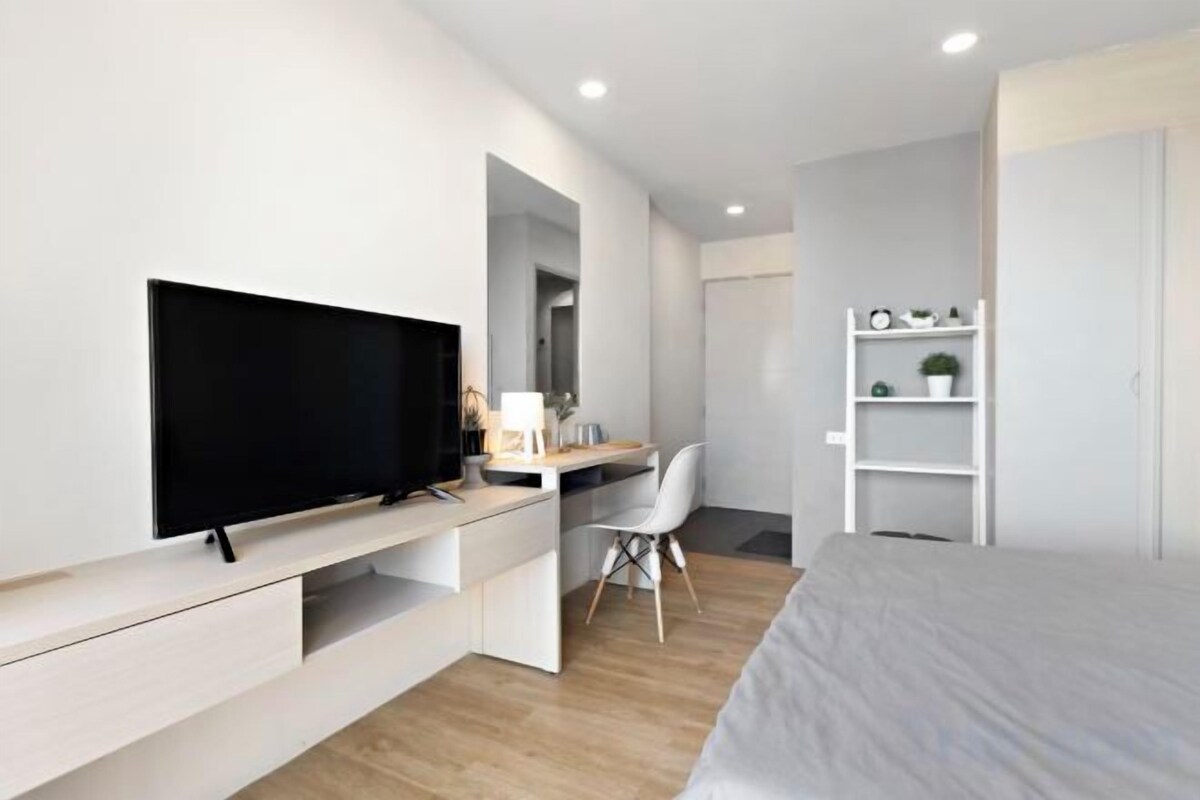 Desk, laptop workspace, blackout drapes, WiFi (free)
